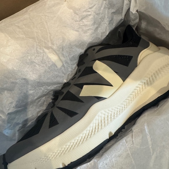 New in box VEJA
Condor 3 Road-Running
Shoes Black Calcaire Sz 38 - Picture 3 of 6